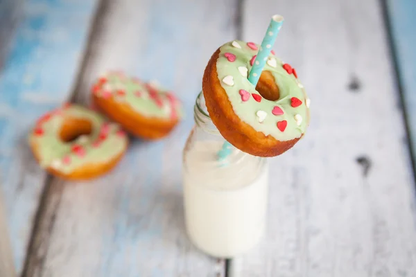 Donuts avec glaçage et saupoudrer de coeur de couleur — Photo