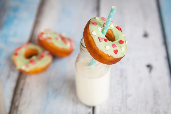 Donuts com gelo e polvilhas de coração de cor — Fotografia de Stock