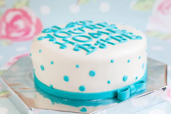 Torta di compleanno con testo mastice — Foto Stock