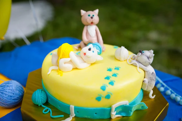 Tarta de cumpleaños con gatitos y bolas de hilo — Foto de Stock