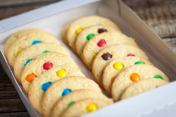 Hausgemachte Plätzchen mit farbigen Bonbons — Stockfoto