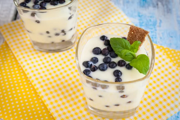 Dessert med naturell yoghurt, lemon curd och blåbär — Stockfoto