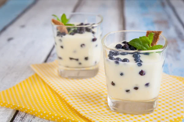 Dessert med naturell yoghurt, lemon curd och blåbär — Stockfoto