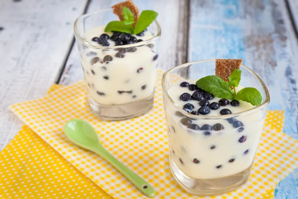 Dessert med naturell yoghurt, lemon curd och blåbär — Stockfoto