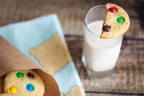 Ein Glas Milch und hausgemachte Kekse — Stockfoto