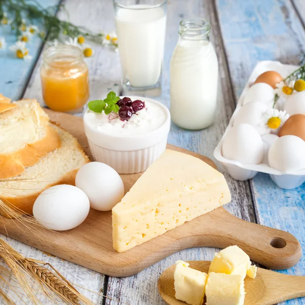 Dairy products, honey and fresh eggs — Stock Photo, Image