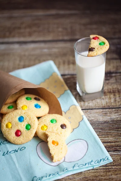 Hausgemachte Kekse mit farbigen Bonbons in Cornet — Stockfoto