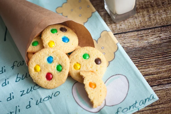 Hausgemachte Kekse mit farbigen Bonbons in Cornet — Stockfoto