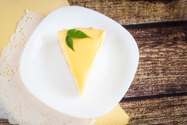 Beyaz bir plaka üzerinde limon cheesecake
