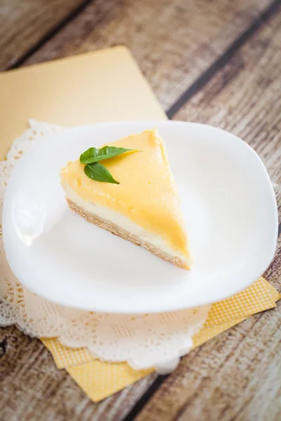 Лимонный чизкейк на белой тарелке — стоковое фото