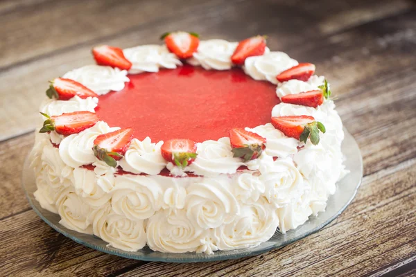 Birthday cake with strawberries and cream roses — Stock Photo, Image