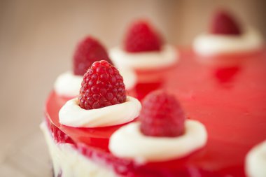 Üst kısmında bir ahududu cheesecake