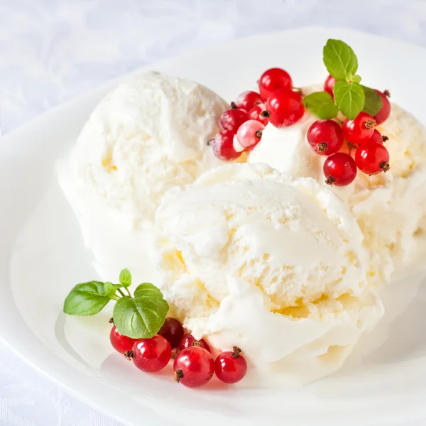 Vanilla ice cream with red currants — Stock Photo, Image