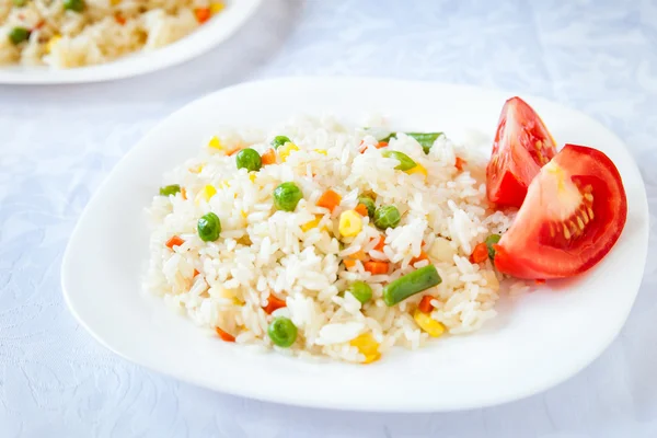 Ryż z smażone warzywa serwowane ze świeżych pomidorów — Zdjęcie stockowe