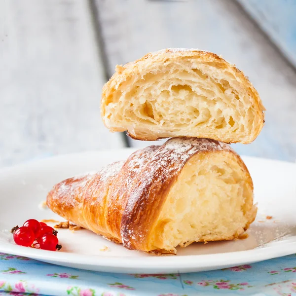 Croissant dividido com groselhas vermelhas — Fotografia de Stock