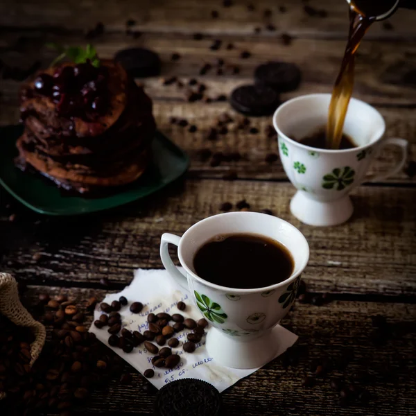 Frukost: kaffe, choklad pannkakor Stockbild