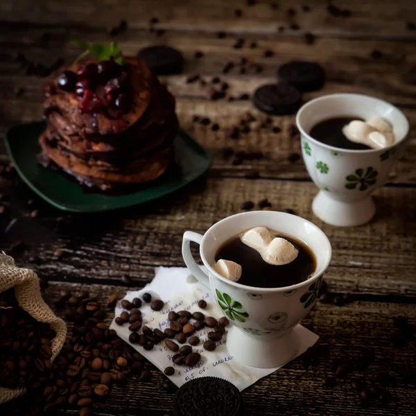 Frukost: kaffe, choklad pannkakor Stockfoto