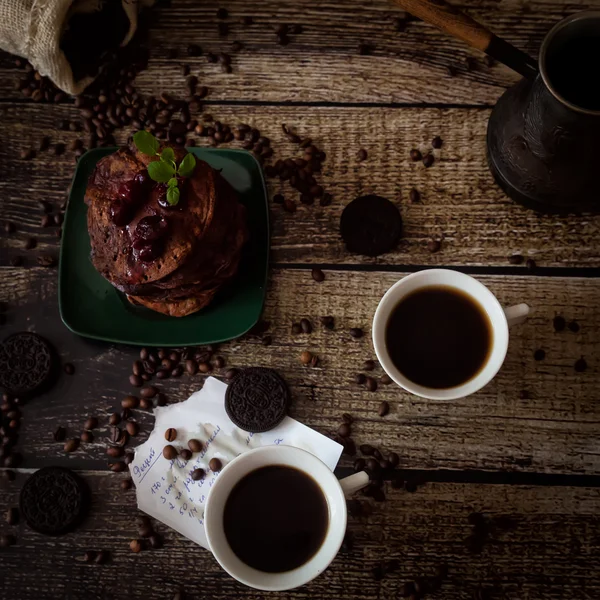 Colazione: caffè, pancake al cioccolato Fotografia Stock