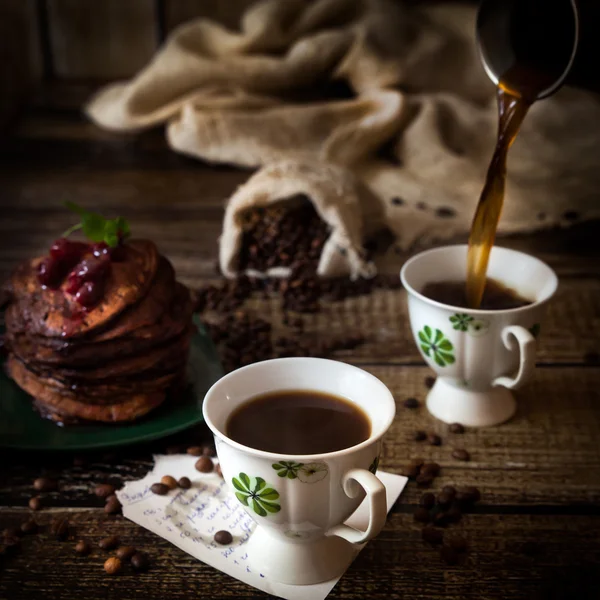 Colazione: caffè, pancake al cioccolato Foto Stock Royalty Free