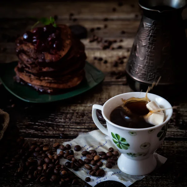 Colazione: caffè, pancake al cioccolato Foto Stock