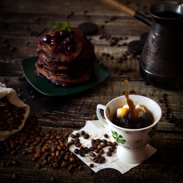 Frukost: kaffe, choklad pannkakor Royaltyfria Stockbilder