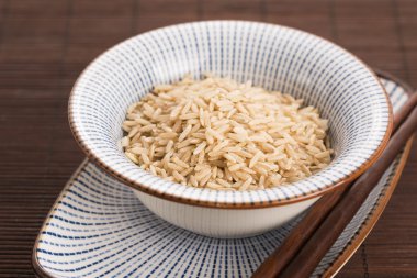 Kase içinde çiğ kahverengi pirinç.