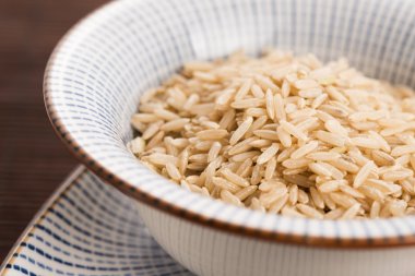 Kase içinde çiğ kahverengi pirinç.