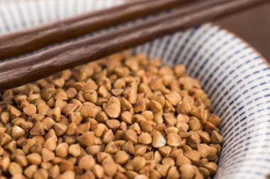 Karabuğday kabuğu çıkarılmış tane kase