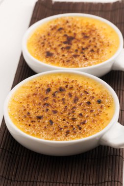 Creme brulee. Fransız caramelised şekerli vanilya krem tatlı