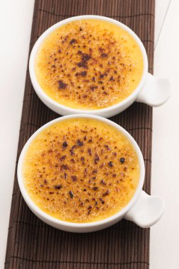 Creme brulee. Fransız caramelised şekerli vanilya krem tatlı