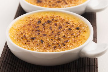 Creme brulee. Fransız caramelised şekerli vanilya krem tatlı