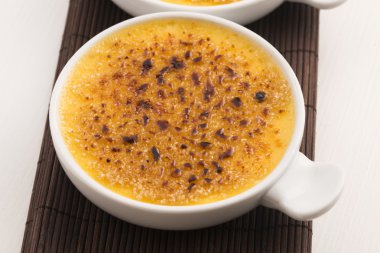 Creme brulee. Fransız caramelised şekerli vanilya krem tatlı