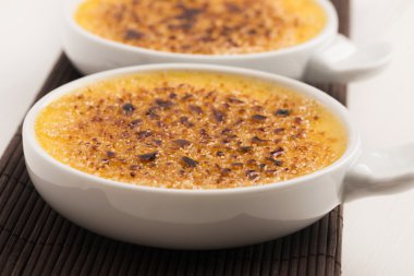 Creme brulee. Fransız caramelised şekerli vanilya krem tatlı