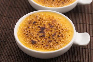 Creme brulee. Fransız caramelised şekerli vanilya krem tatlı