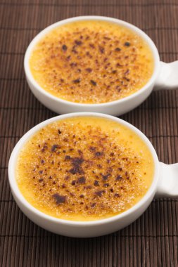 Creme brulee. Fransız caramelised şekerli vanilya krem tatlı