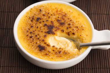 Creme brulee. Fransız caramelised şekerli vanilya krem tatlı