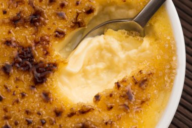 Creme brulee. Fransız caramelised şekerli vanilya krem tatlı