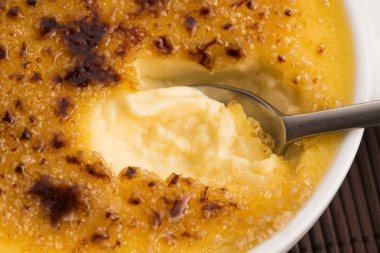 Creme brulee. Fransız caramelised şekerli vanilya krem tatlı