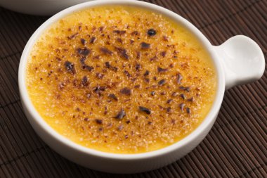 Creme brulee. Fransız caramelised şekerli vanilya krem tatlı