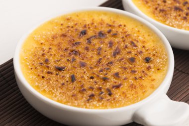 Creme brulee. Fransız caramelised şekerli vanilya krem tatlı