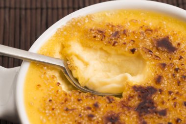 Creme brulee. Fransız caramelised şekerli vanilya krem tatlı