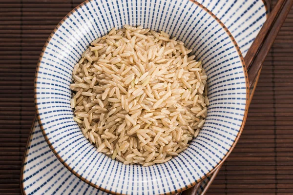 Arroz integral cru em uma tigela — Fotografia de Stock