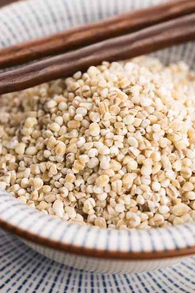 Raw pearl barley in bowl — Stock Photo, Image
