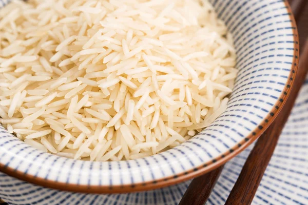 Arroz basmati en un tazón — Foto de Stock