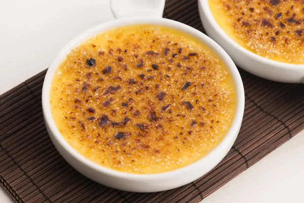 Creme brulée. Francia vanília krém desszert, karamellizált cukorral — Stock Fotó