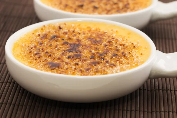 Creme brulee.French sobremesa creme de baunilha com açúcar caramelizado — Fotografia de Stock