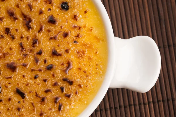 Creme brulee. Franska vanilj grädde dessert med karamelliserad socker — Stockfoto