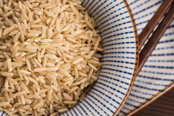 Råbrunt ris i en skål — Stockfoto