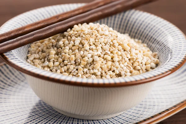 Raw pearl barley in bowl — Stock Photo, Image