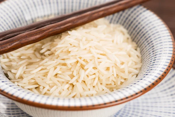 Basmati rijst in een kom — Stockfoto